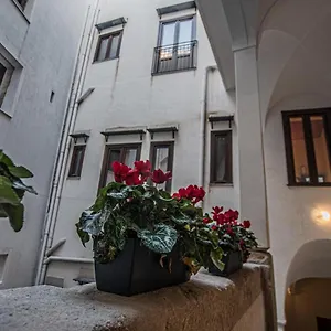 https://santandrea-luxury-rooms-in-vucciria.palermohotels.org