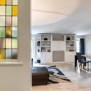 https://black-and-white-suite.it-romehotels.com
